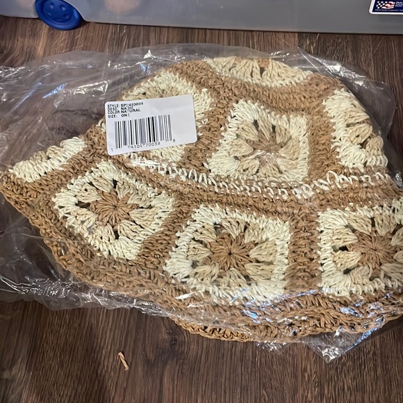 Crotchet hat- new with tags - Picture 1 of 5